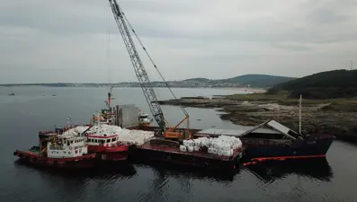 Karaya oturan gemide tahliye çalışması
