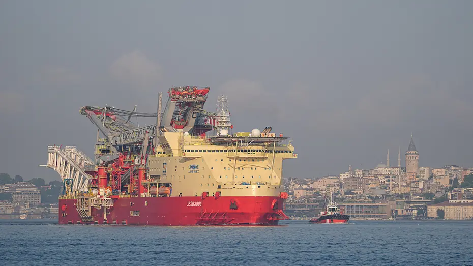 215 metrelik dev gemi İstanbul Boğazı'ndan geçti