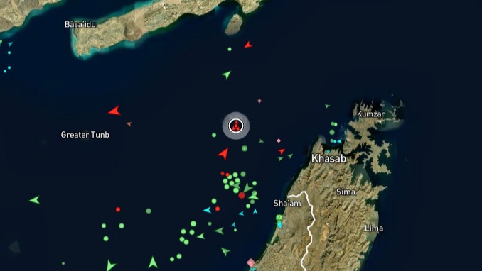 Dünyanın gözü iki gemide, Hürmüz'ü geçmeye çalışacaklar