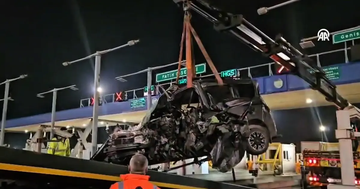 Otoyol gişelerinde feci kaza: Sürücü ağır yaralandı