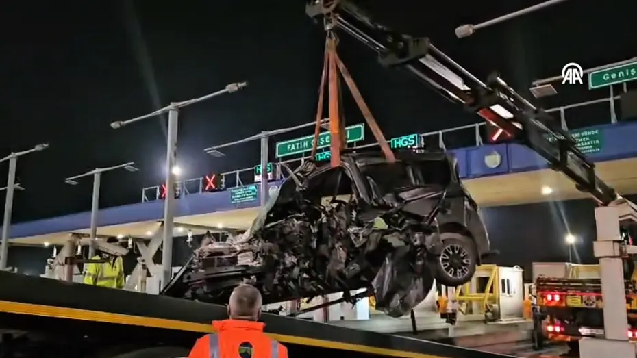 Otoyol gişelerinde feci kaza: Sürücü ağır yaralandı