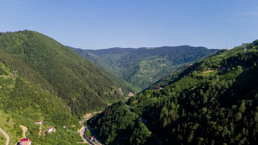 Denizin ve yeşilin kucaklaştığı dik yamaçlara kurulu. Karadeniz'in saklı cenneti 4