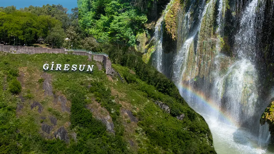 Denizin ve yeşilin kucaklaştığı dik yamaçlara kurulu. Karadeniz'in saklı cenneti 
