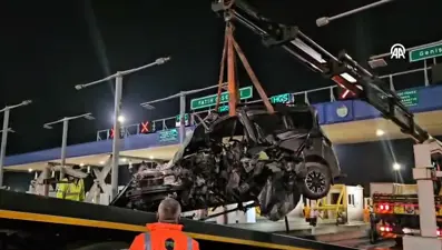 Otoyol gişelerinde feci kaza: Sürücü ağır yaralandı