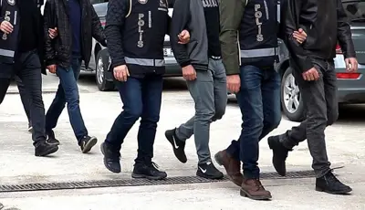 İzmir'deki yolsuzluk soruşturmasında yeni gelişme. Veli Ağbaba'nın ağabeyi dahil iki kişi gözaltındaİzmir Büyükşehir Belediyesi'ne yönelik yolsuzluk soruşturması kapsamında Yeni Parti Malatya Milletvekili Veli Ağbaba'nın ağabeyi dahil iki şüpheli gözaltına alındı.