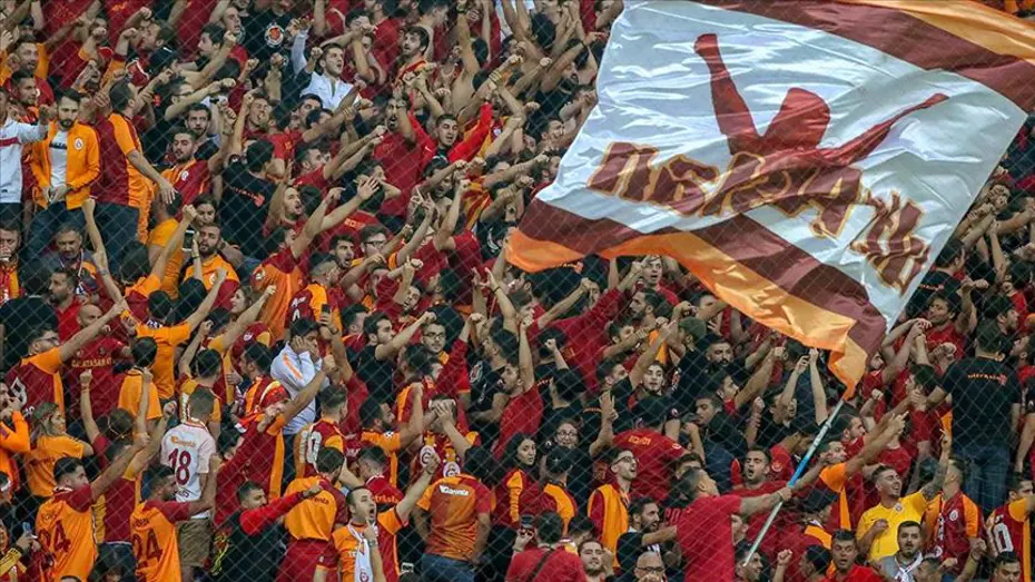 Galatasaraylı taraftarlar Fenerbahçe maçı için toplanıyor