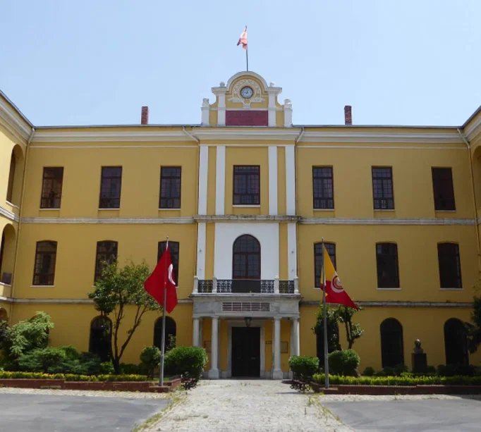 Galatasaray Lisesi'ne girişe yeni düzenleme. Sınav zorunluluğu geldiTürkiye'nin köklü okullarından Galatasaray Lisesi'ne giriş için sınava giriş zorunluluğu getirildi.