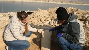 Sular çekildi bir Göbeklitepe de Adıyaman'da ortaya çıktı. T biçimli 11 bin yıllık taşlar bulundu
