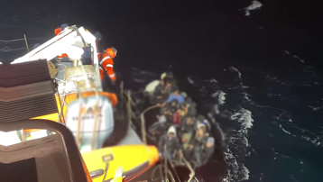 İzmir'de göçmen botu yarı batık halde bulundu. 37 kaçak göçmen kurtarıldı, 1 kişi yaşamını yitirdi