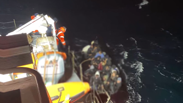 İzmir'de göçmen botu yarı batık halde bulundu. 37 kaçak göçmen kurtarıldı, 1 kişi yaşamını yitirdi