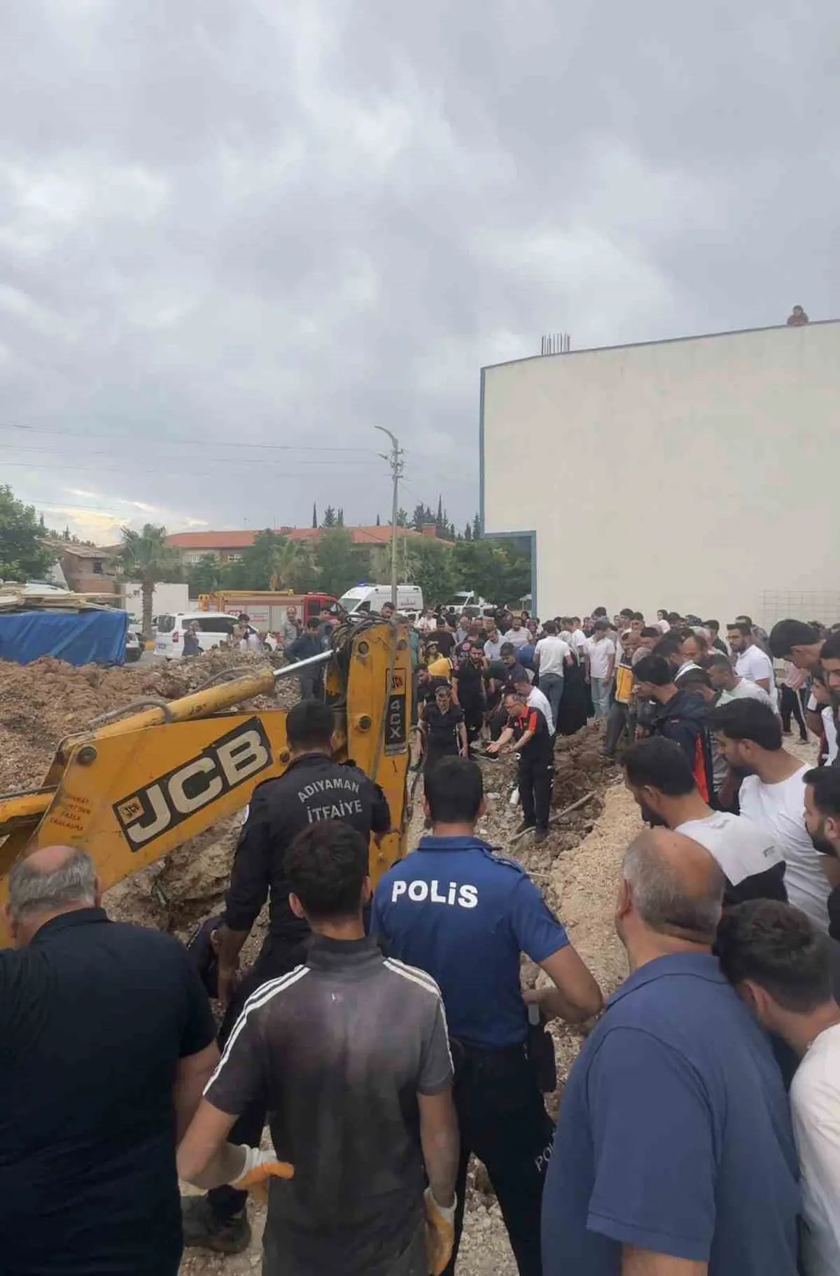 Baba ve oğlu göçük altında kaldı: 2 yaralı