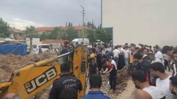 Baba ve oğlu göçük altında kaldı: 2 yaralı