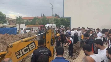 Baba ve oğlu göçük altında kaldı: 2 yaralı