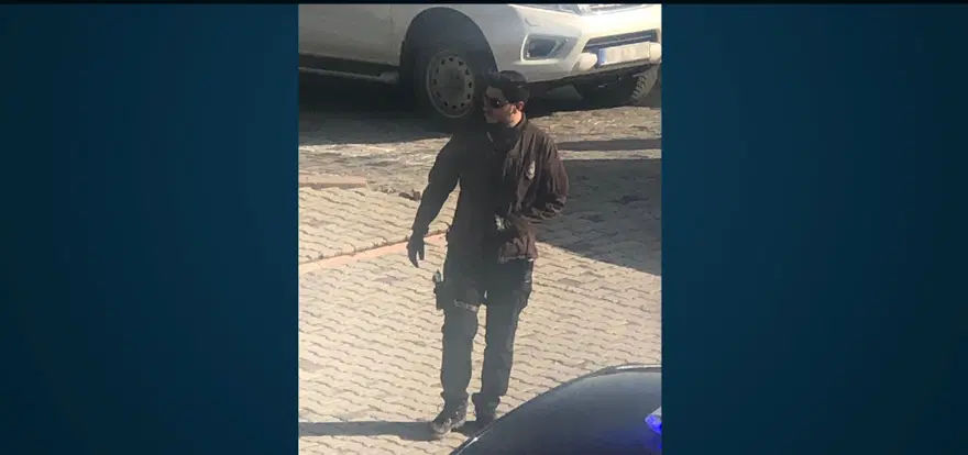 Gülistan Doku soruşturması. Tutuklanan eski valinin oğlunun silahlı ve koruma kıyafetli fotoğrafı ortaya çıktı Gülistan Doku soruşturması. Tutuklanan eski valinin oğlunun silahlı ve koruma kıyafetli fotoğrafı ortaya çıktı