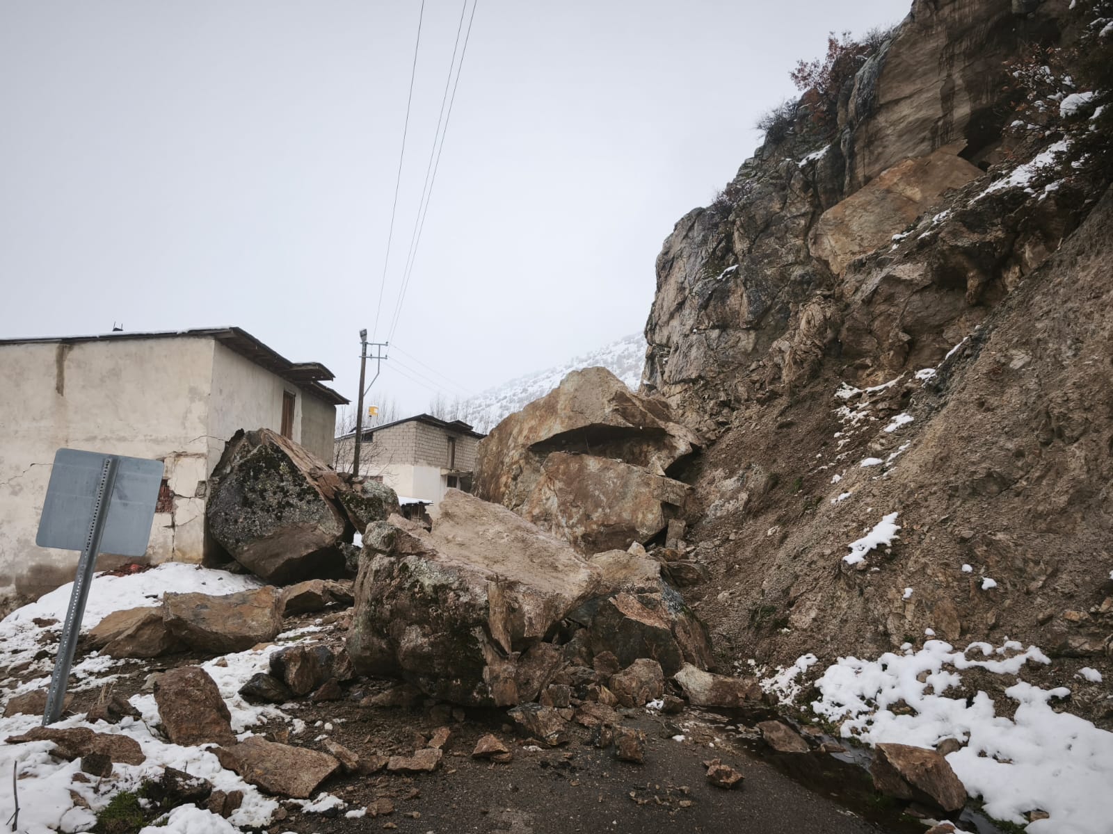 Gümüşhane'de heyelan. Dev kayalar yolu kapattı, evler boşaltıldı