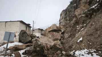 Gümüşhane'de heyelan. Dev kayalar yolu kapattı, evler boşaltıldı
