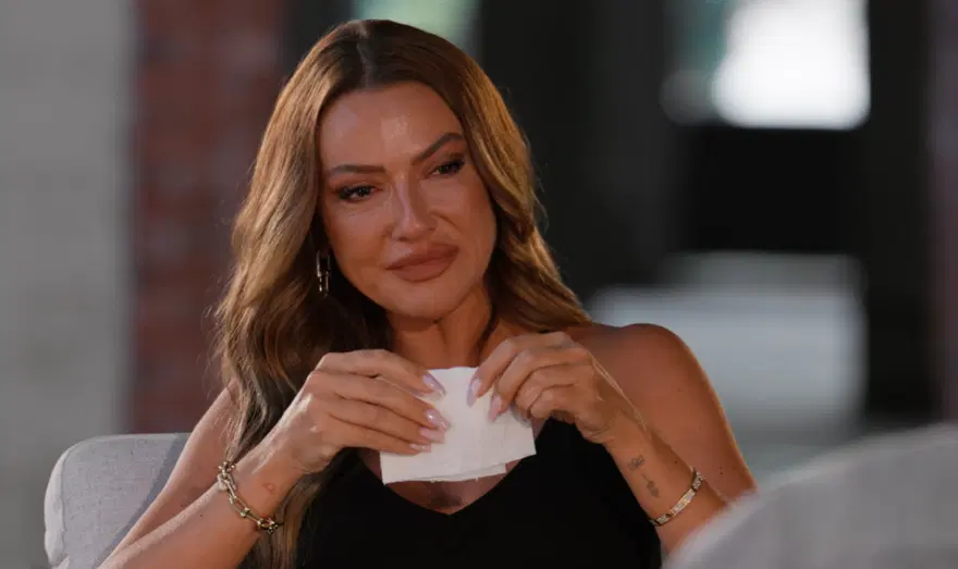 Hadise, ablası Hülya Açıkgöz ile yaşadığı kırgınlığı gözyaşlarıyla anlattı