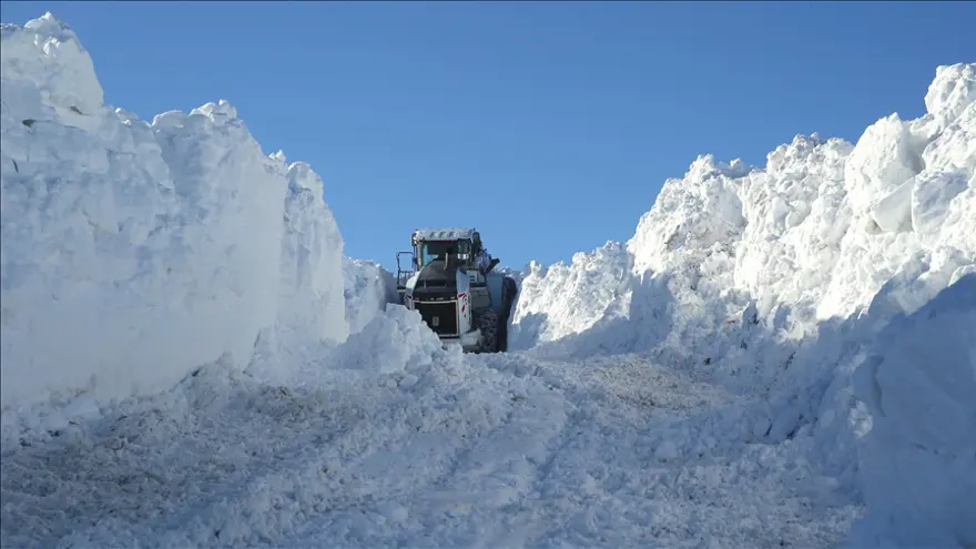 Türkiye'nin en soğuk yeri dondurdu, eksi 32,7’yi gördü. Her yer buz kesti 