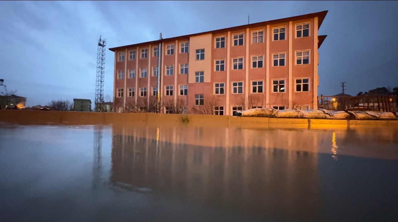 Hakkari'yi sağanak vurdu. Lise sular altında kaldı