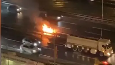 Alev alan aracı köprüden geçen tanker söndürdü