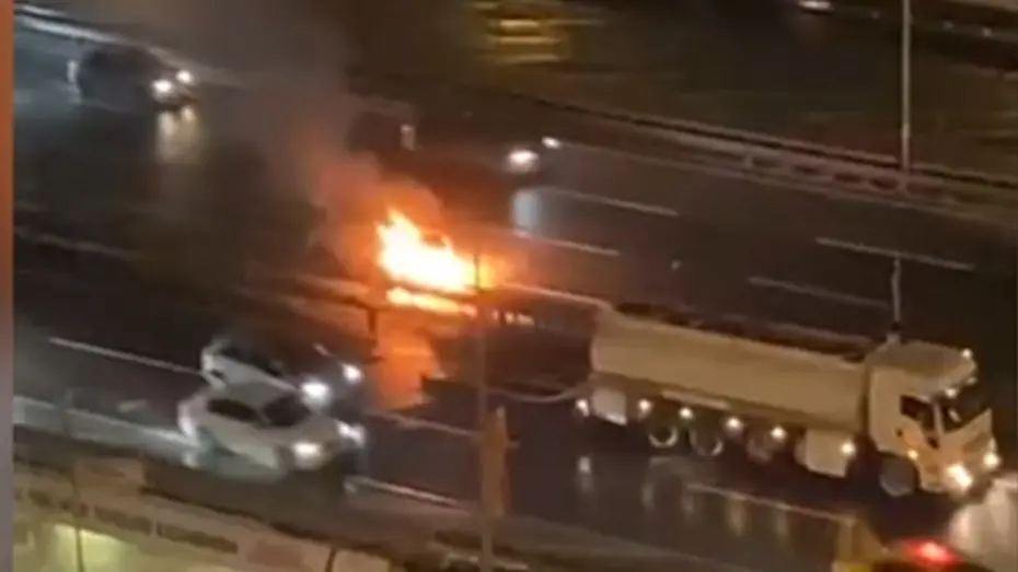 Alev alan aracı köprüden geçen tanker söndürdü