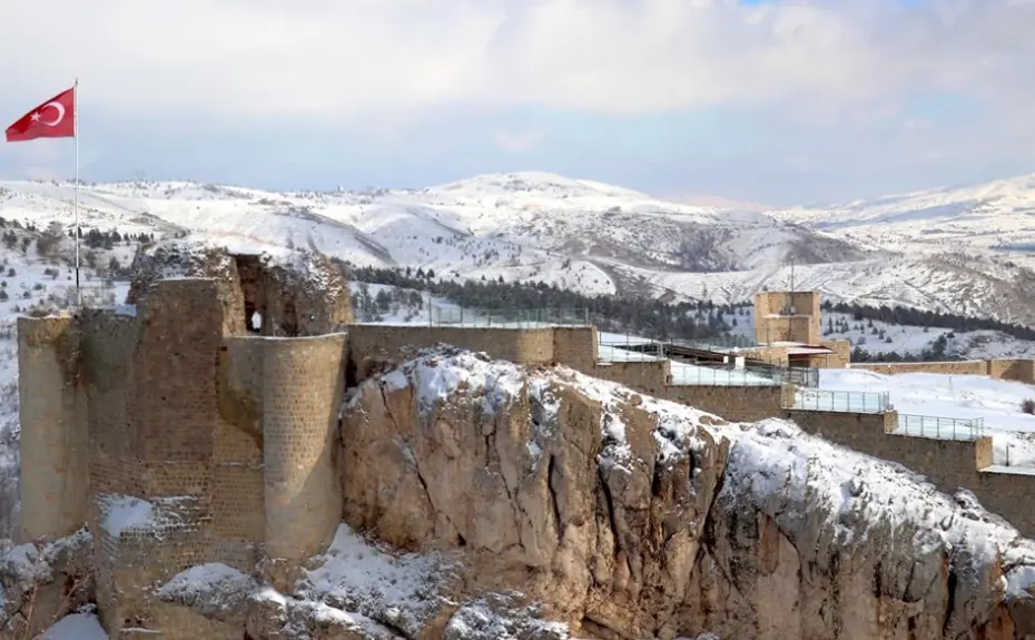 Harcında su yerine süt kullanıldığı söyleniyor. Yaklaşık 3 bin yıldır ayakta