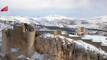 Harcında su yerine süt kullanıldığı söyleniyor. Yaklaşık 3 bin yıldır ayakta