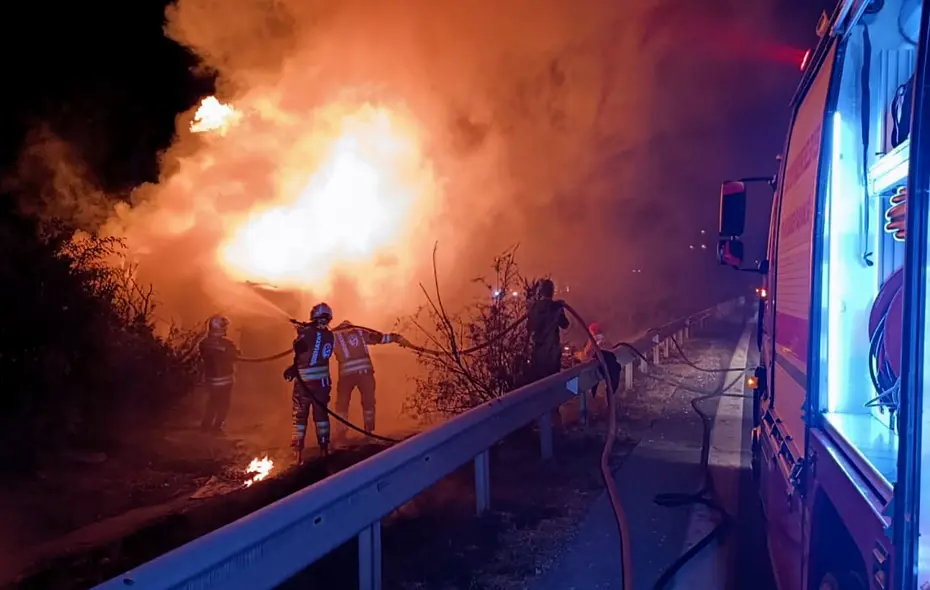 Otoyolda feci kaza. Angus yüklü TIR devrilip alev aldı, iki kişi öldü