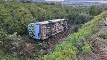 Hatay'da öğrenci servisi devrildi. Yaralılar var