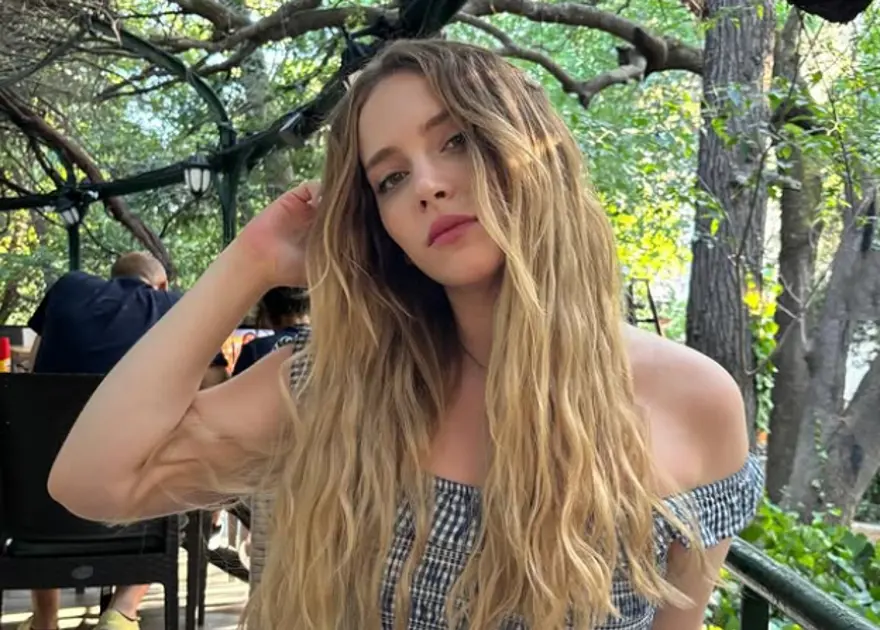 Hayal Köseoğlu'ndan pankartlı çağrı. "Beni bağımsızda da oynatın" 4