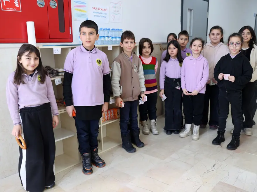 İlkokul öğrencileri kasiyer olmadan alışveriş yapıyor. Kasa açık değil, fazla verdi 