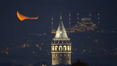 İstanbul'da hilal büyüledi