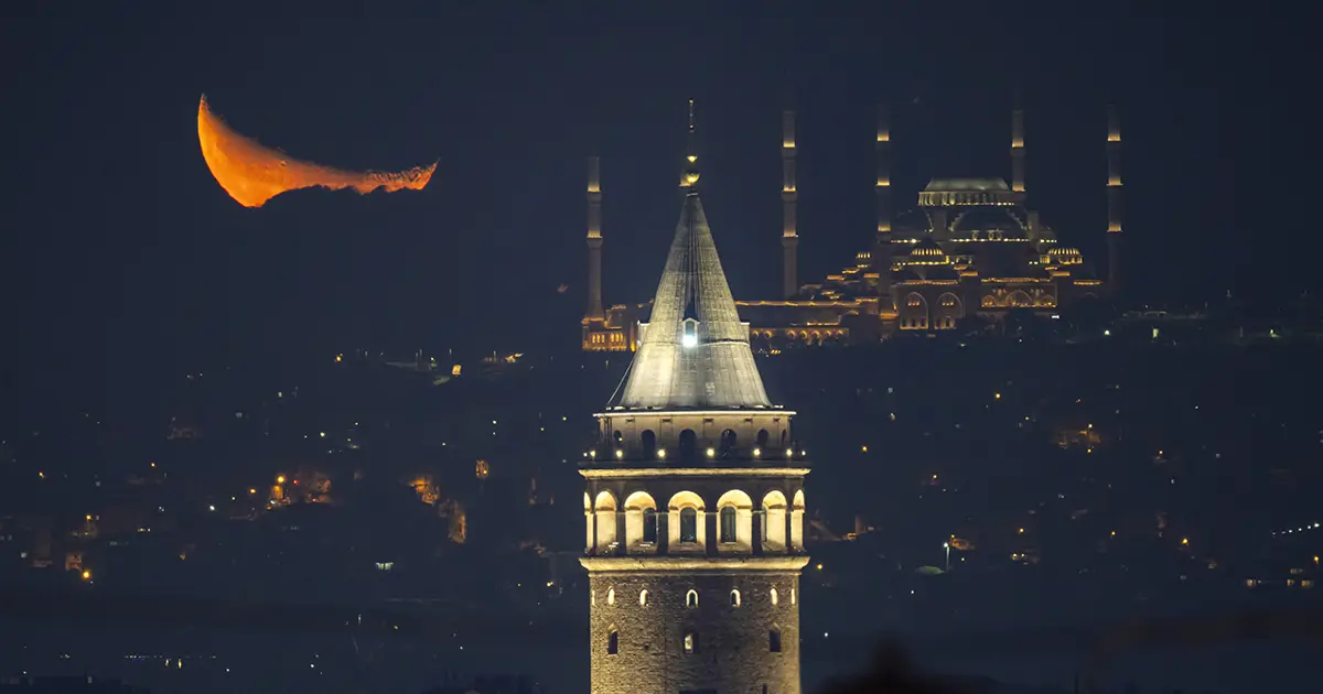 İstanbul'da hilal büyüledi