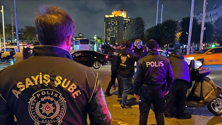 100 binlerce kişinin GBT'sine bakıldı. İstanbul'da yüzlerce kişi gözaltına alındı