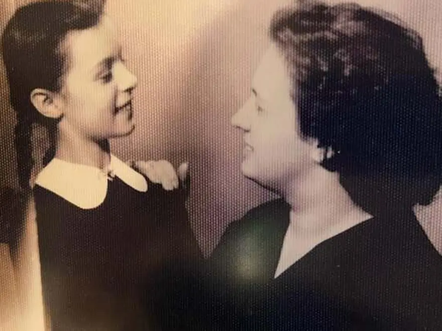 Ünlülerden Anneler Günü paylaşımları. "Annenin sevgisi büyüdükçe toplumun geleceği büyür" 6