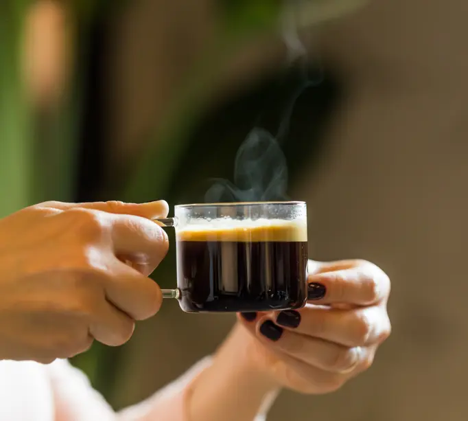 Kahve içmek faydalı mı, zararlı mı? Günde 5 fincan içmenin bilinmeyen etkisiKahve, gün içinde en sık tüketilen içeceklerin başında geliyor. Düzenli kahve tüketimi vücut sağlığı üzerinde olumlu etkiler yaratıyor. Ancak kahve tüketiminde son derece dikkatli olmak gerekiyor. Çünkü aşırı kahve tüketimi