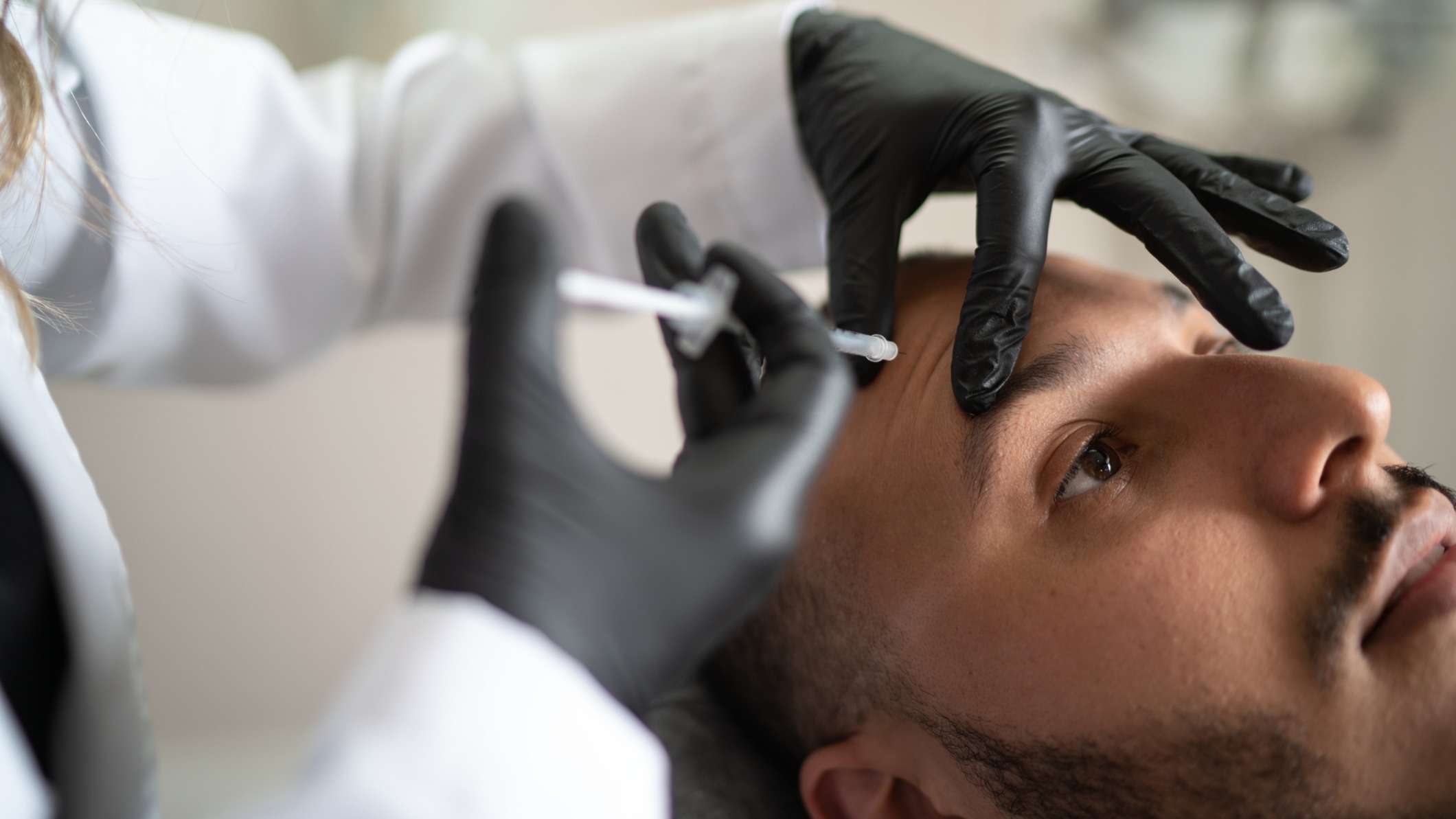 Erkekler aynalara savaş açtı. Estetikte kadınları solladılar