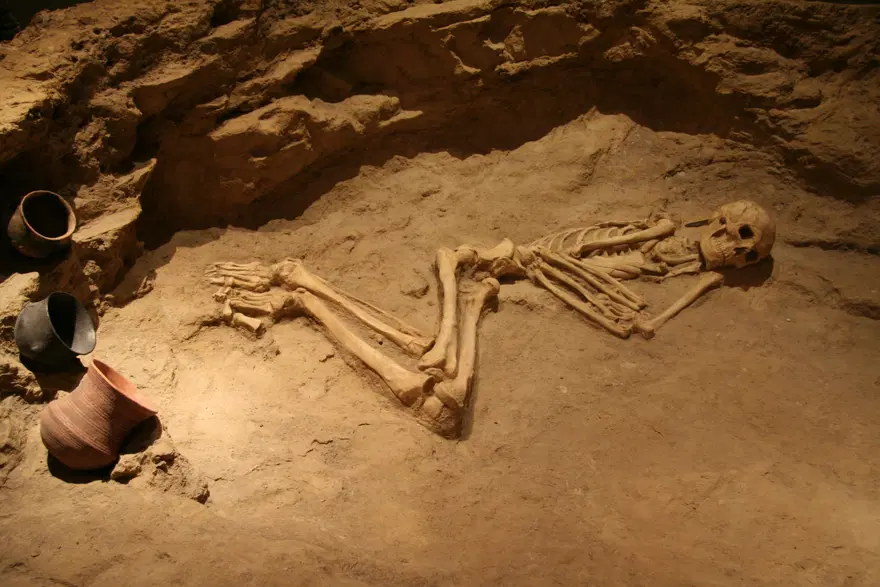 MEZARLIKTA YALNIZ DEĞİLDİ 3