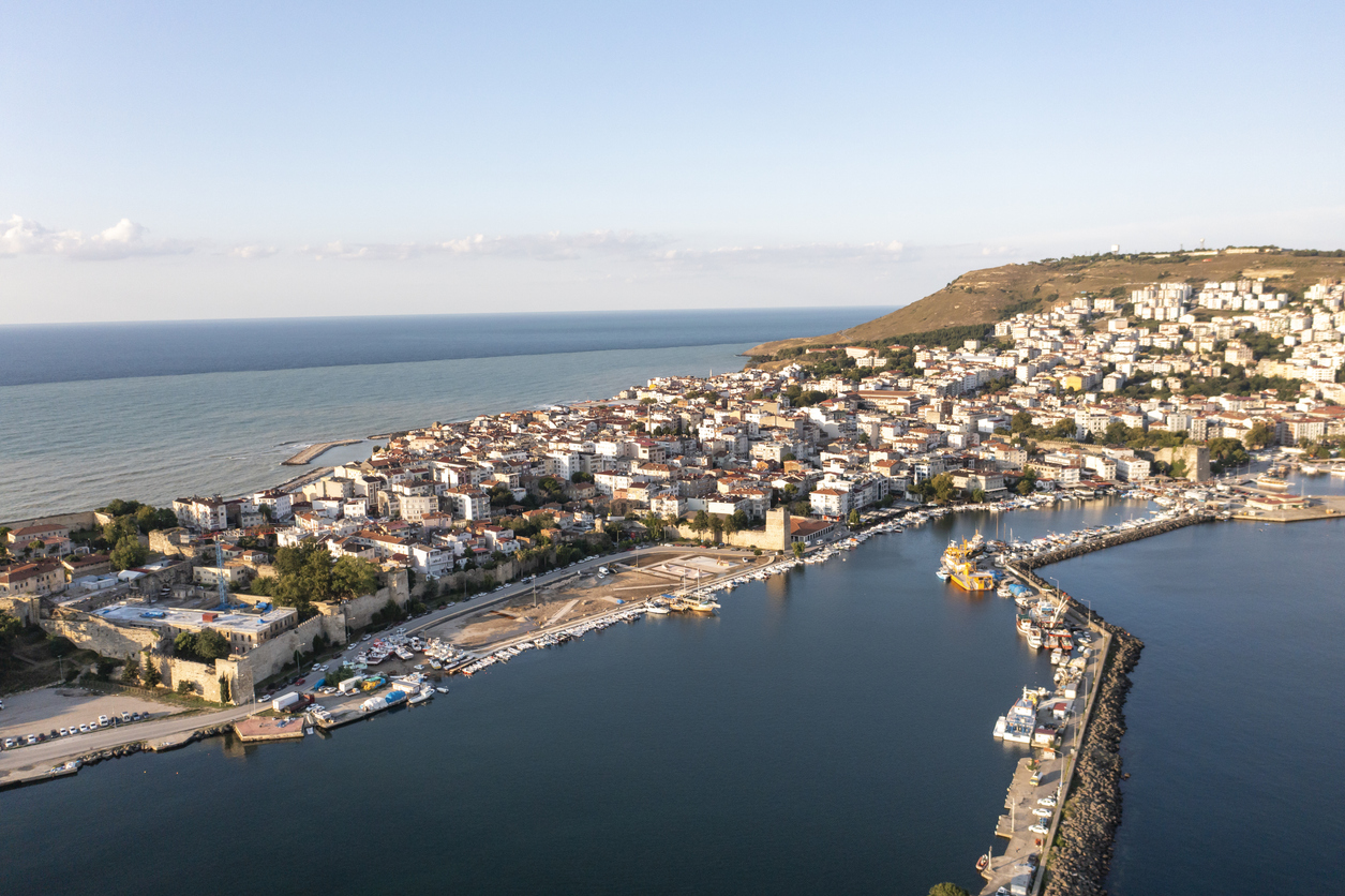 Karadeniz'in en huzurlu şehirleri arasında yer alıyor. Zamanla emekli kentine dönüştü