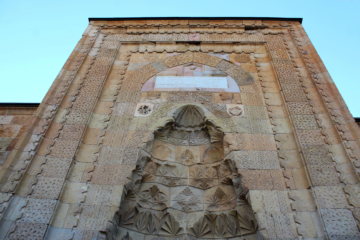 800 yıl önce cami kapısına işlendi. İmkansız bir aşkın izi olduğuna inanılıyor