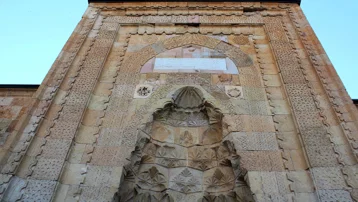 800 yıl önce cami kapısına işlendi. İmkansız bir aşkın izi olduğuna inanılıyor