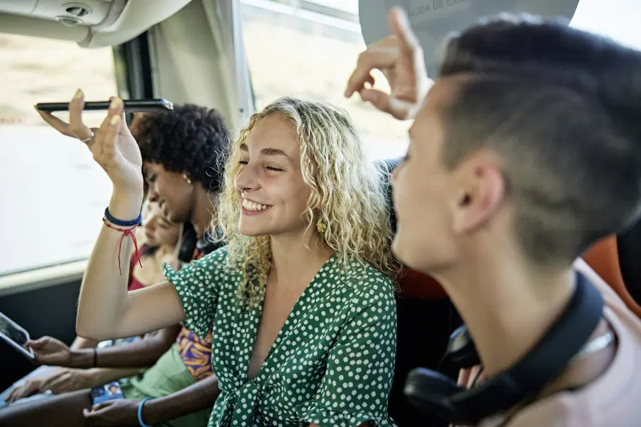 Otobüslerde kulaklıksız müzik dinleyenlere para cezası geliyor
