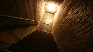 80 yaşındaki adamı 20 yıl boyunca penceresiz bodruma kapattılar