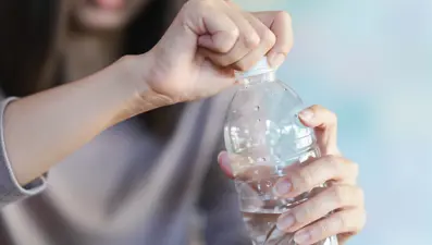 Pet şişenin kapağını açamadı, fabrikanın kapatılması için şikayet etti