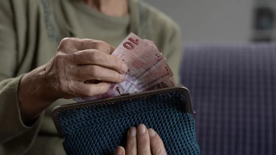 Milyonlarca emekli bu tarihi bekliyor. 4000 TL bayram ikramiyeleri ne zaman hesaplara yatacak? 