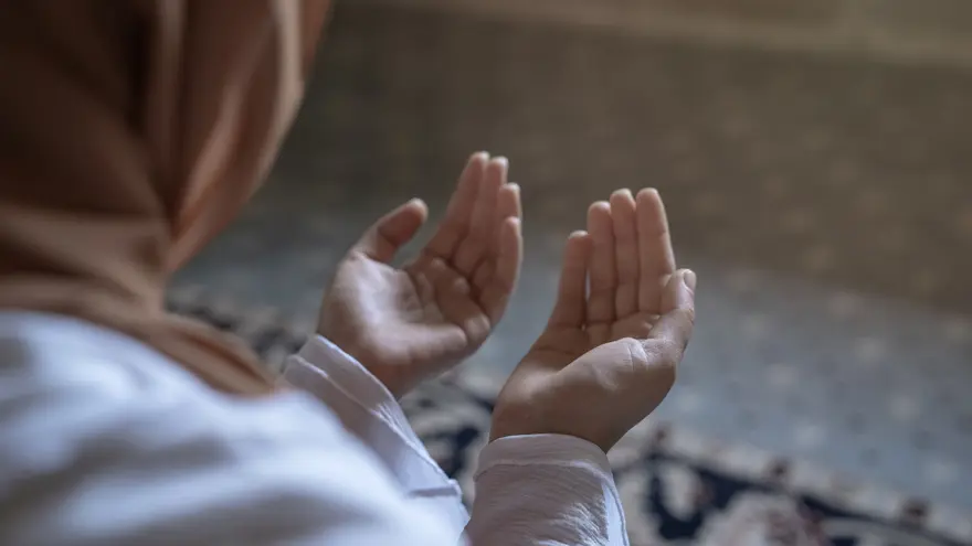 Miraç Kandili namazı kılınışı: Kandil namazı nasıl kılınır, kaç rekattır? Diyanet'e göre adım adım kandil namazı kılınışı 2 Miraç Kandili namazı kılınışı: Kandil namazı nasıl kılınır, kaç rekattır? Diyanet'e göre adım adım kandil namazı kılınışı 2