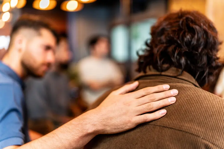 İnsanlar ölümü konuşmak için buluşuyor. 