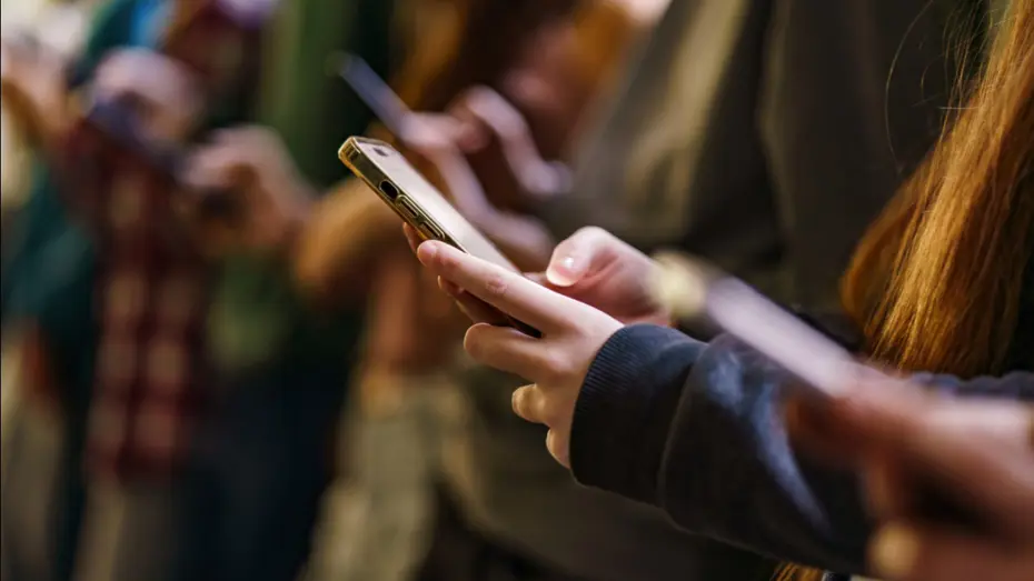 İngiltere okullarda cep telefonunu yasaklıyor