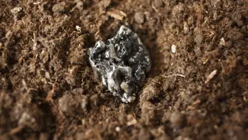 En minik motorun içinde dahi bulunuyor. ABD ve Çin'i karşı karşıya getiren o gizli maden 