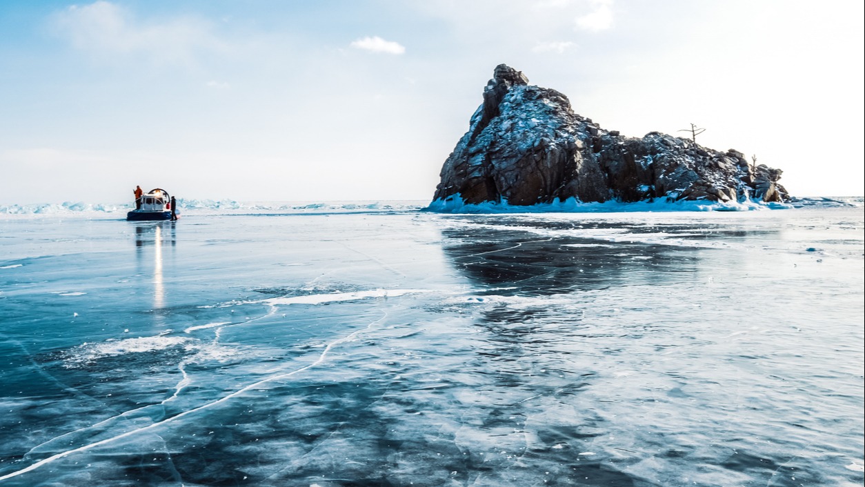 Buz tutan yüzey kırıldı. Tur otobüsü dünyanın en derin gölüne düştü